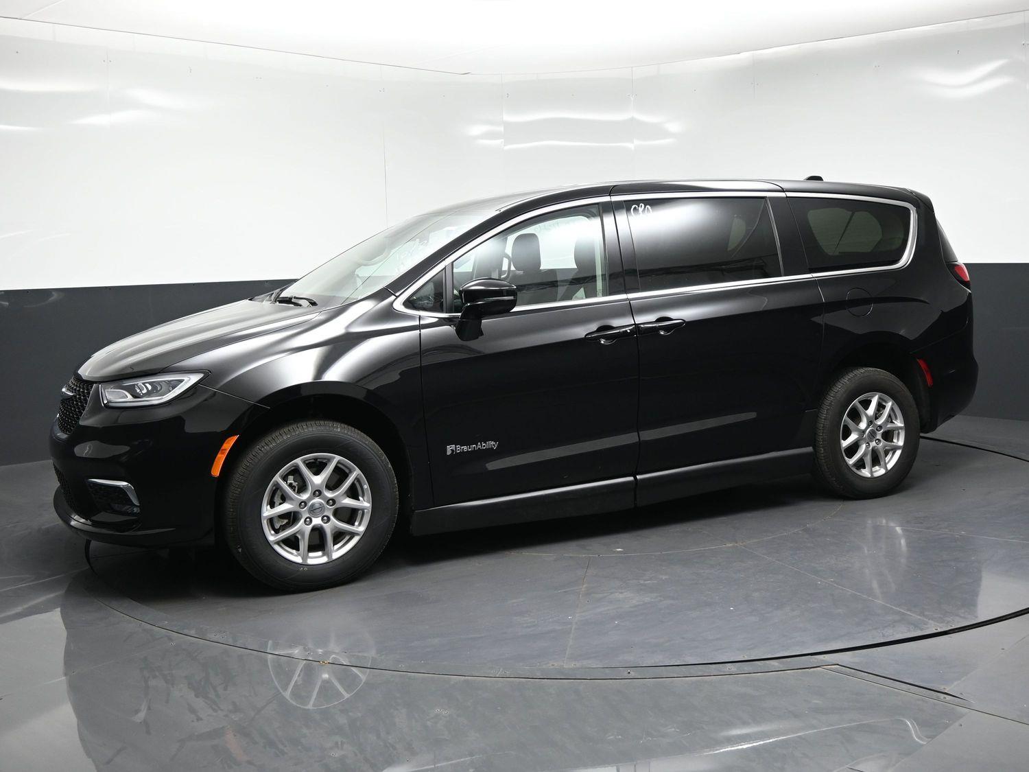 Certified Pre-Owned 2024 Chrysler Pacifica Touring L