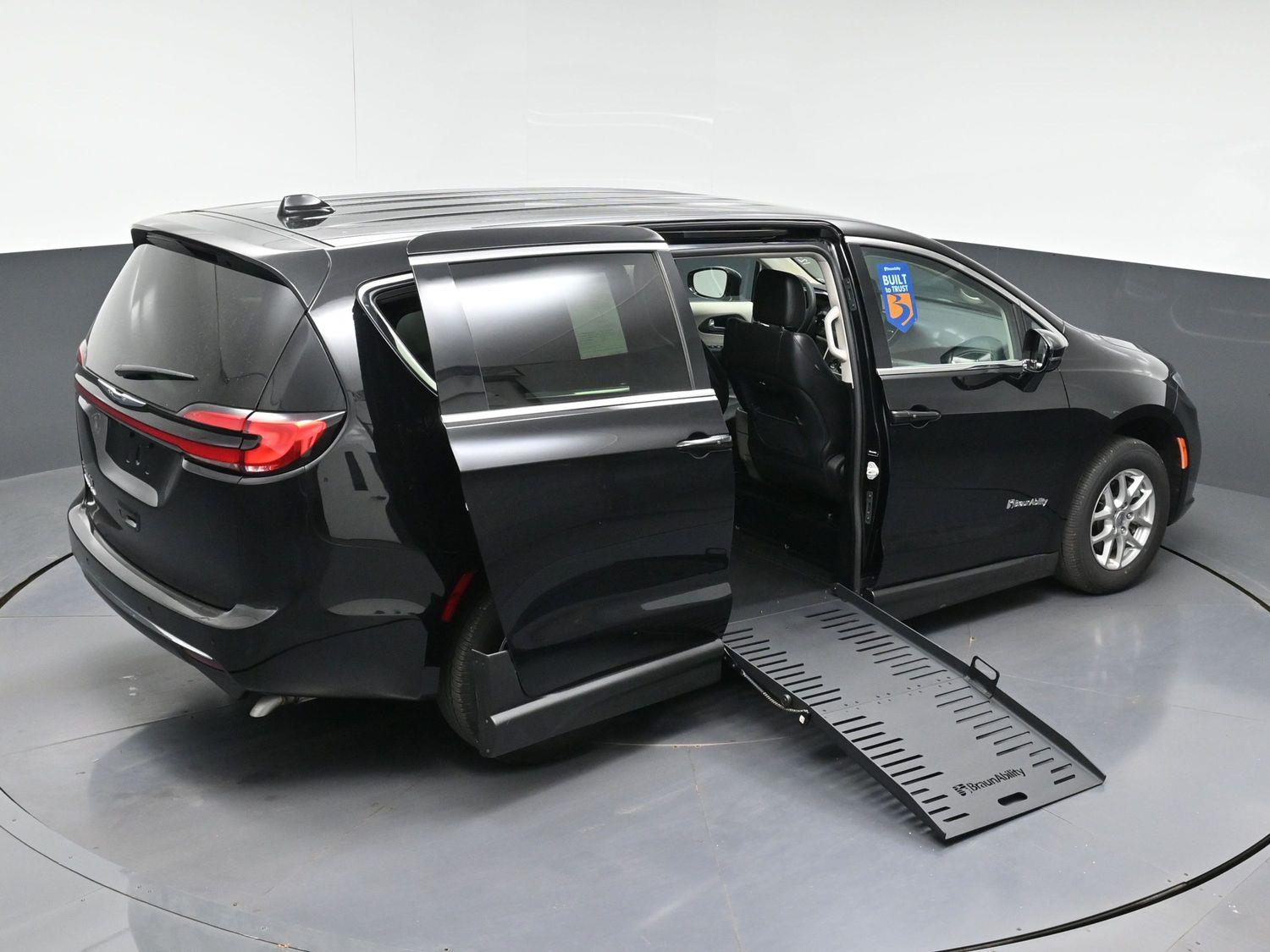 Certified Pre-Owned 2024 Chrysler Pacifica Touring L