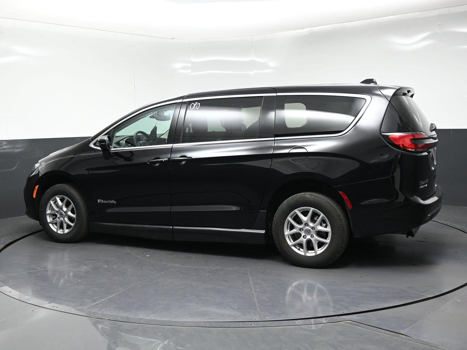 Certified Pre-Owned 2024 Chrysler Pacifica Touring L