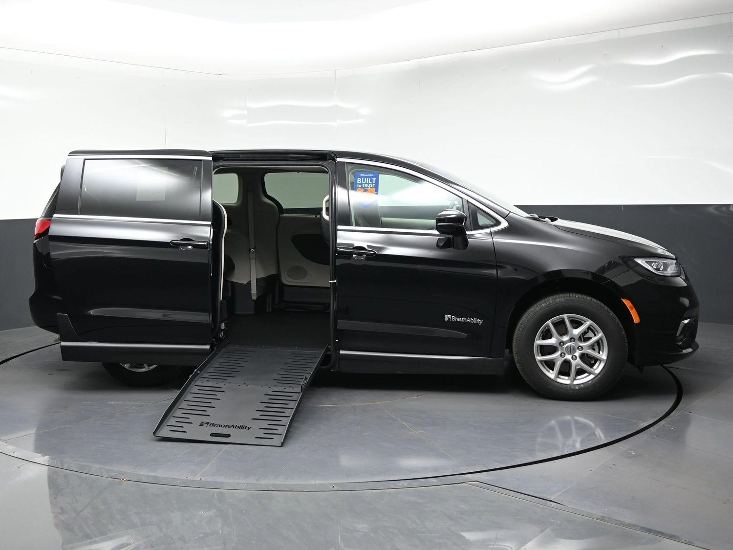 Certified Pre-Owned 2024 Chrysler Pacifica Touring L