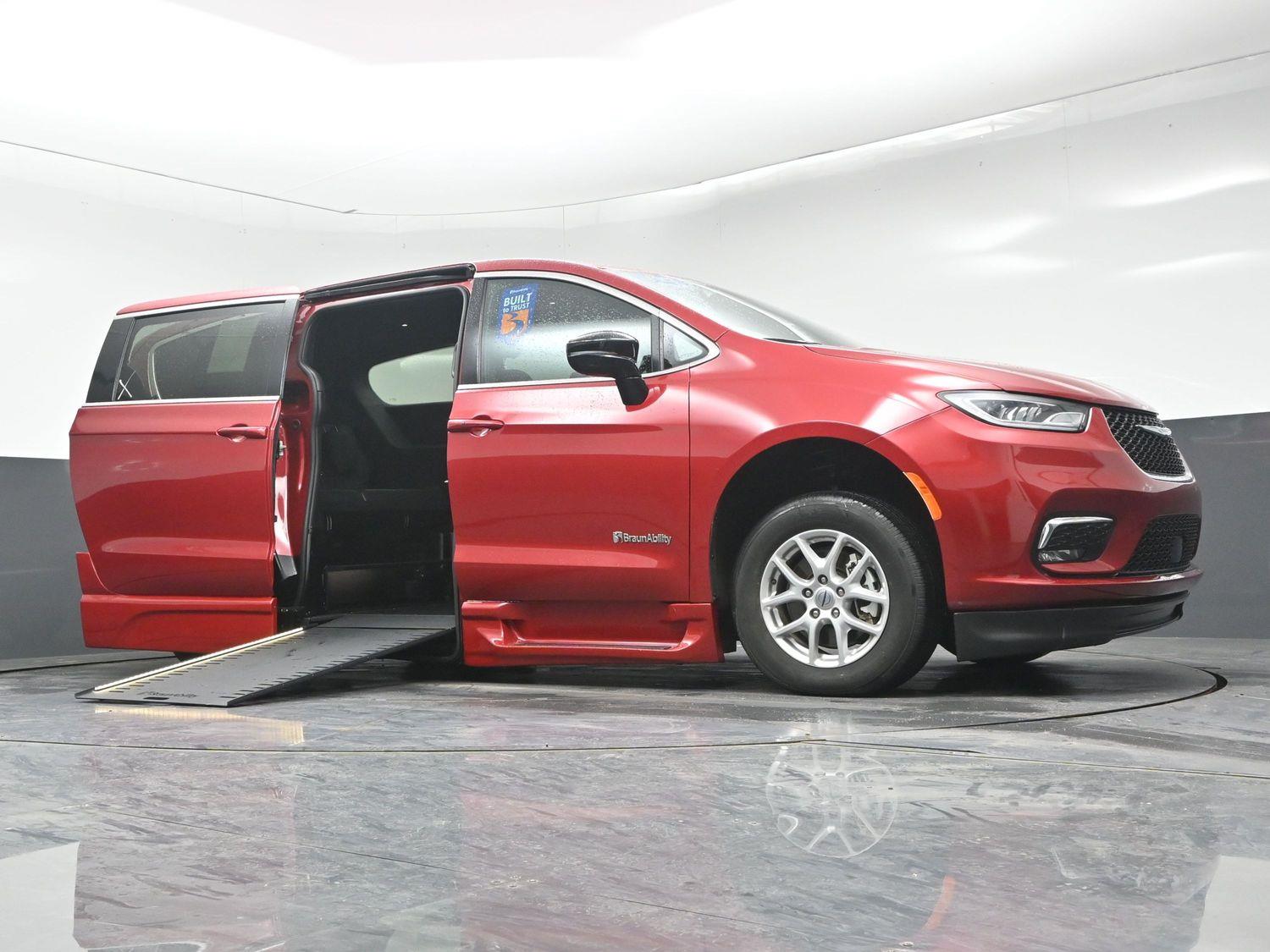 Certified Pre-Owned 2025 Chrysler Pacifica Select