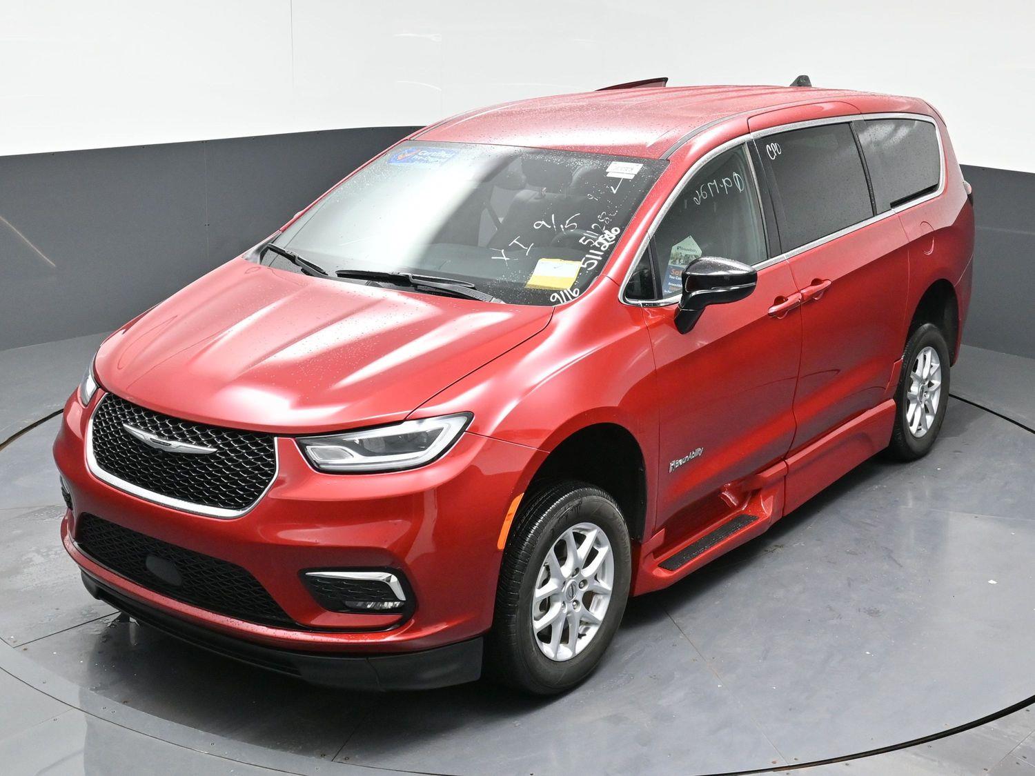 Certified Pre-Owned 2025 Chrysler Pacifica Select