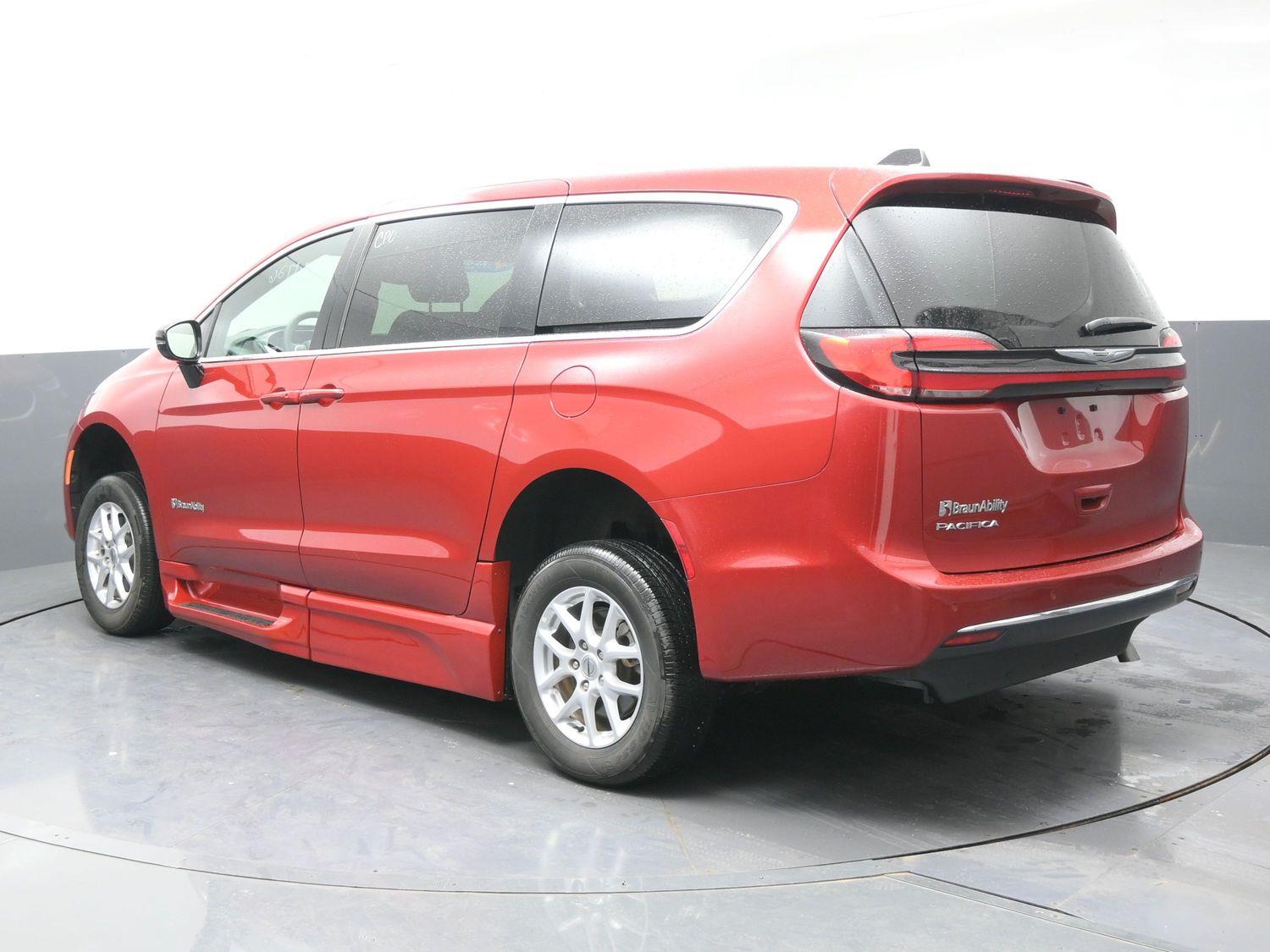 Certified Pre-Owned 2025 Chrysler Pacifica Select