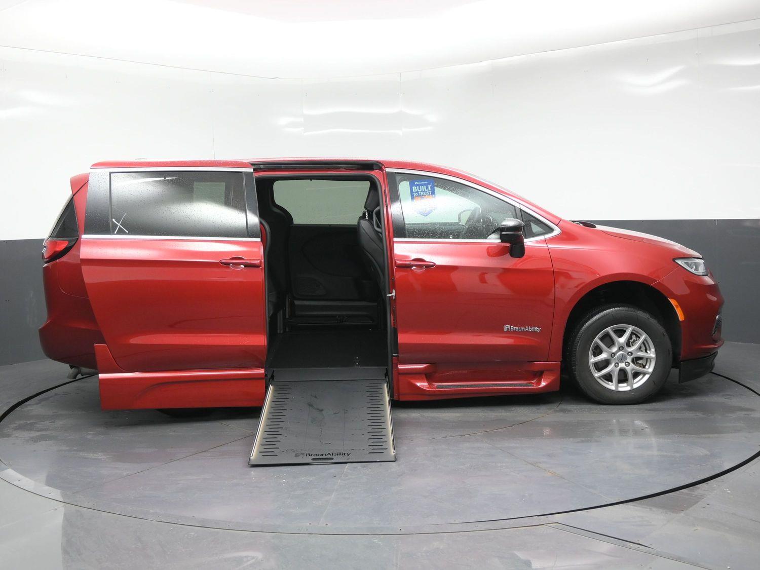 Certified Pre-Owned 2025 Chrysler Pacifica Select