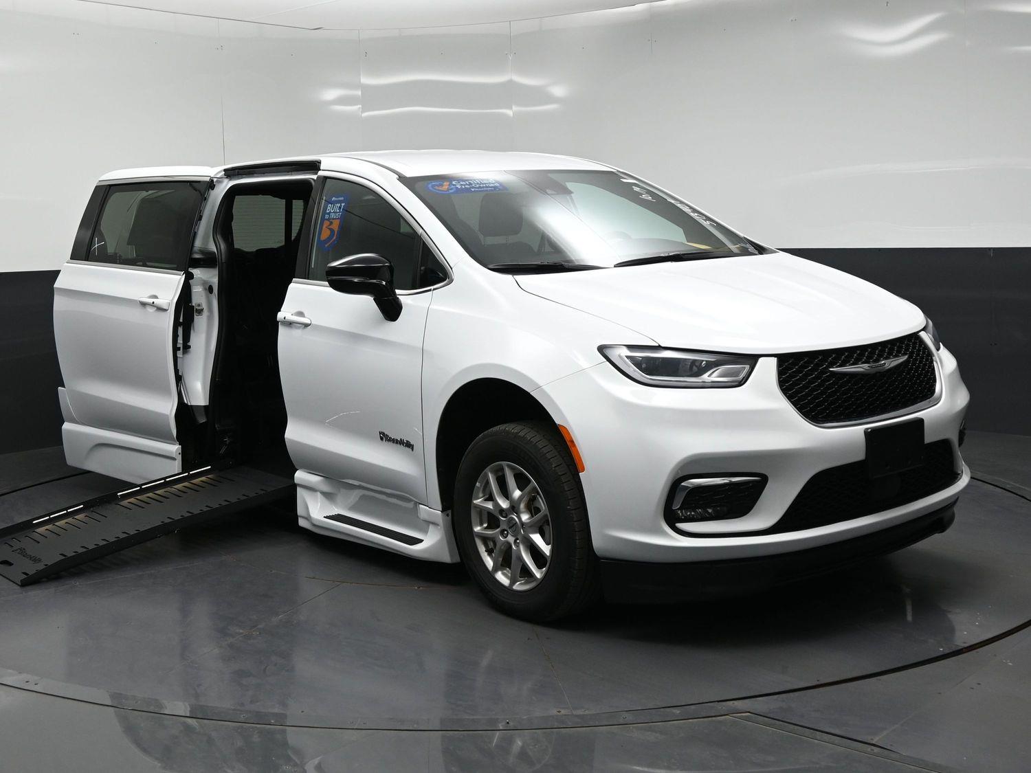 Certified Pre-Owned 2025 Chrysler Pacifica Select