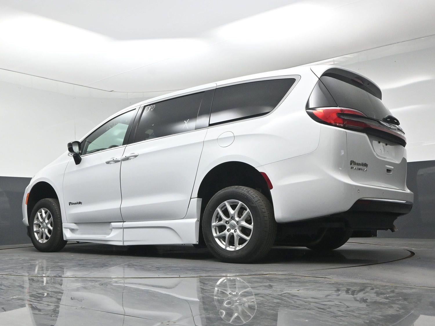 Certified Pre-Owned 2025 Chrysler Pacifica Select