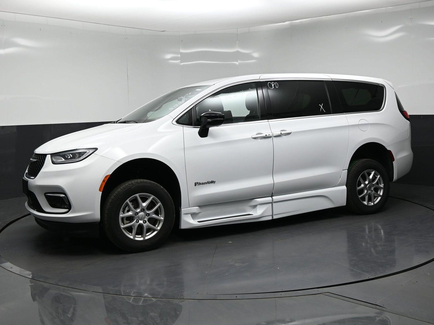 Certified Pre-Owned 2025 Chrysler Pacifica Select