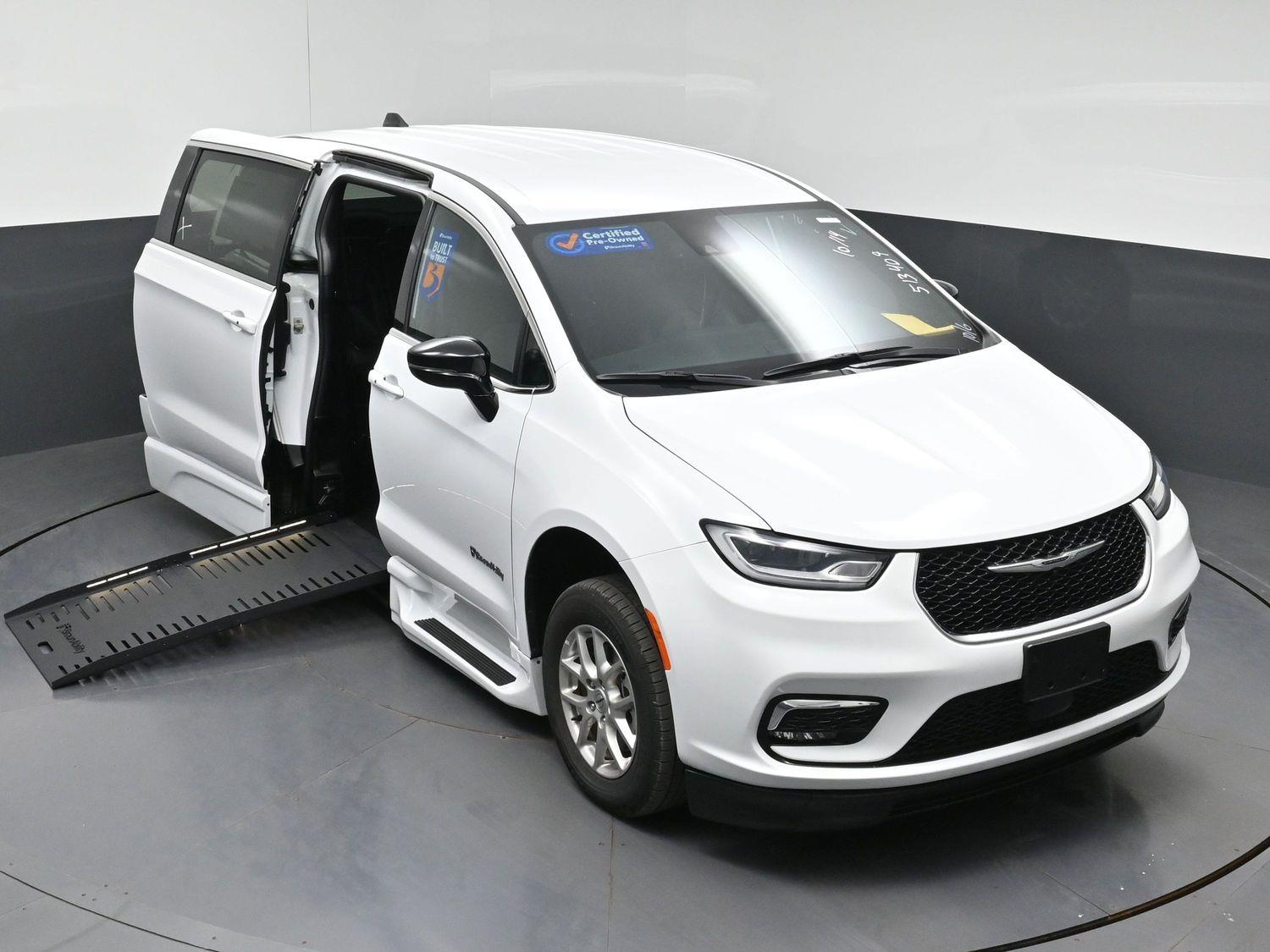 Certified Pre-Owned 2025 Chrysler Pacifica Select