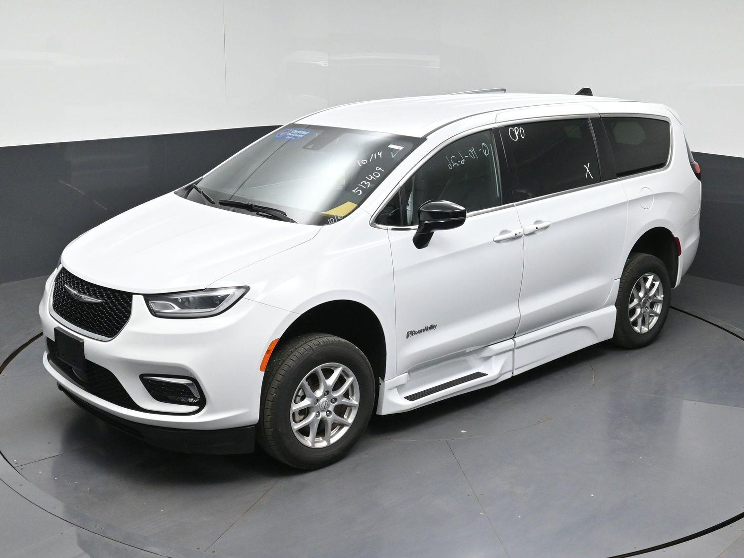 Certified Pre-Owned 2025 Chrysler Pacifica Select