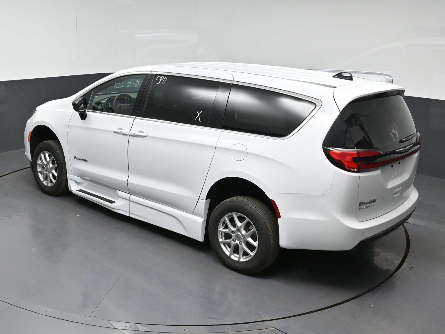 Certified Pre-Owned 2025 Chrysler Pacifica Select