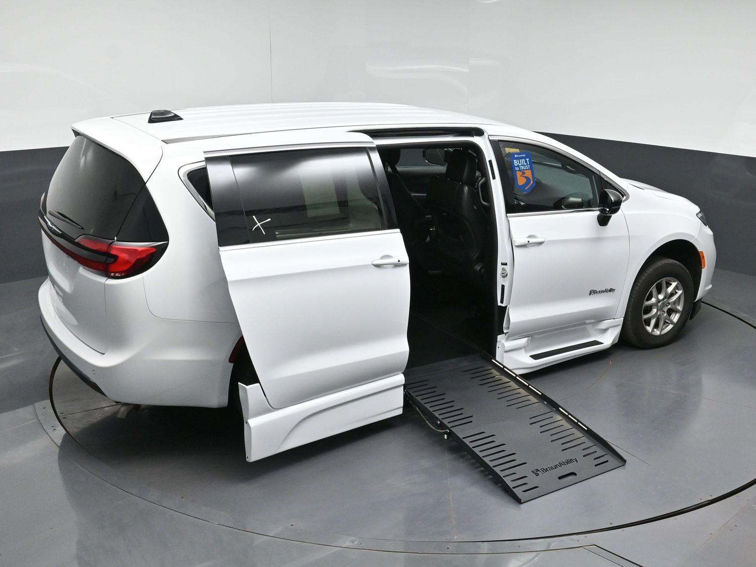 Certified Pre-Owned 2025 Chrysler Pacifica Select