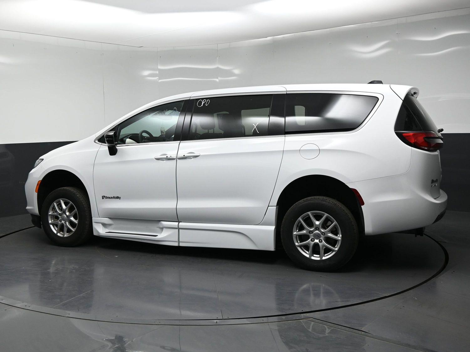 Certified Pre-Owned 2025 Chrysler Pacifica Select