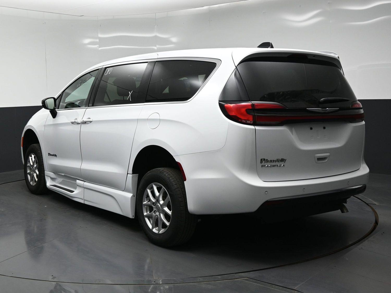 Certified Pre-Owned 2025 Chrysler Pacifica Select