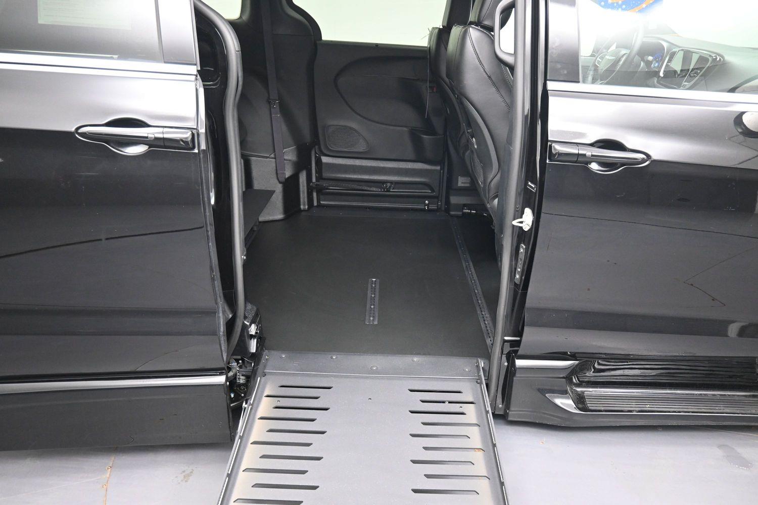 Certified Pre-Owned 2025 Chrysler Pacifica Select