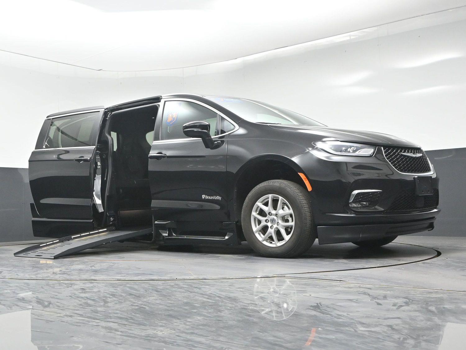 Certified Pre-Owned 2025 Chrysler Pacifica Select