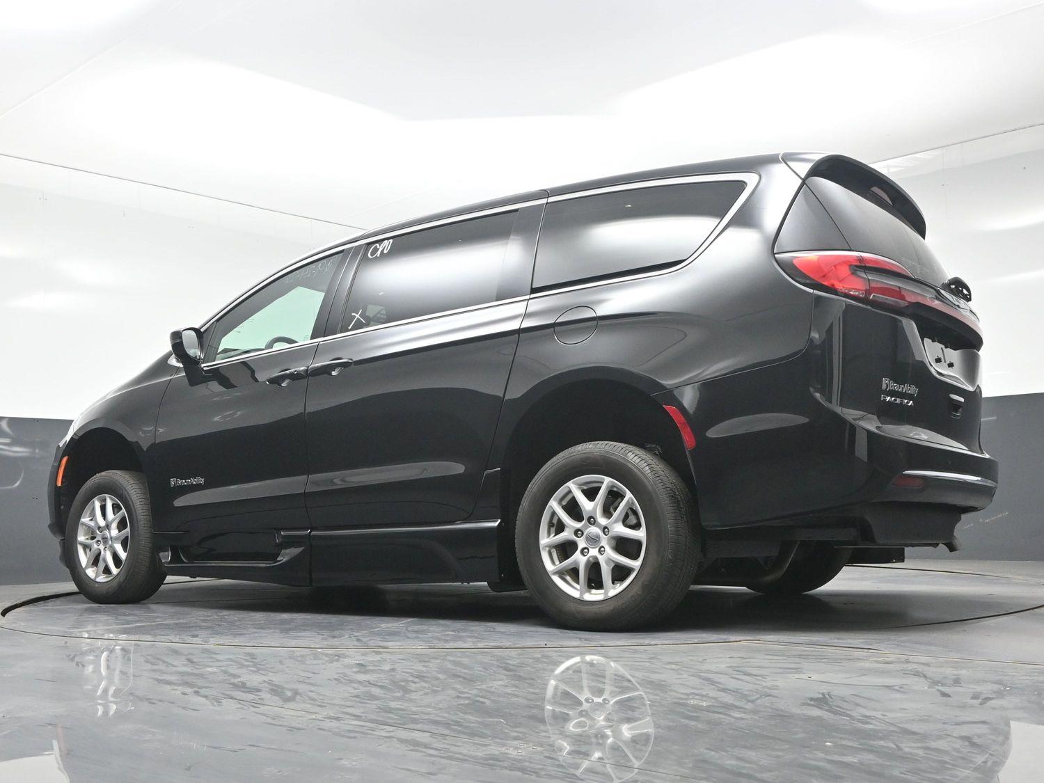 Certified Pre-Owned 2025 Chrysler Pacifica Select