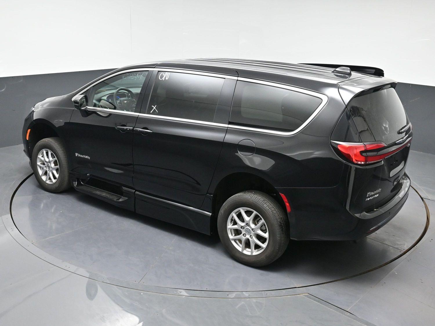 Certified Pre-Owned 2025 Chrysler Pacifica Select