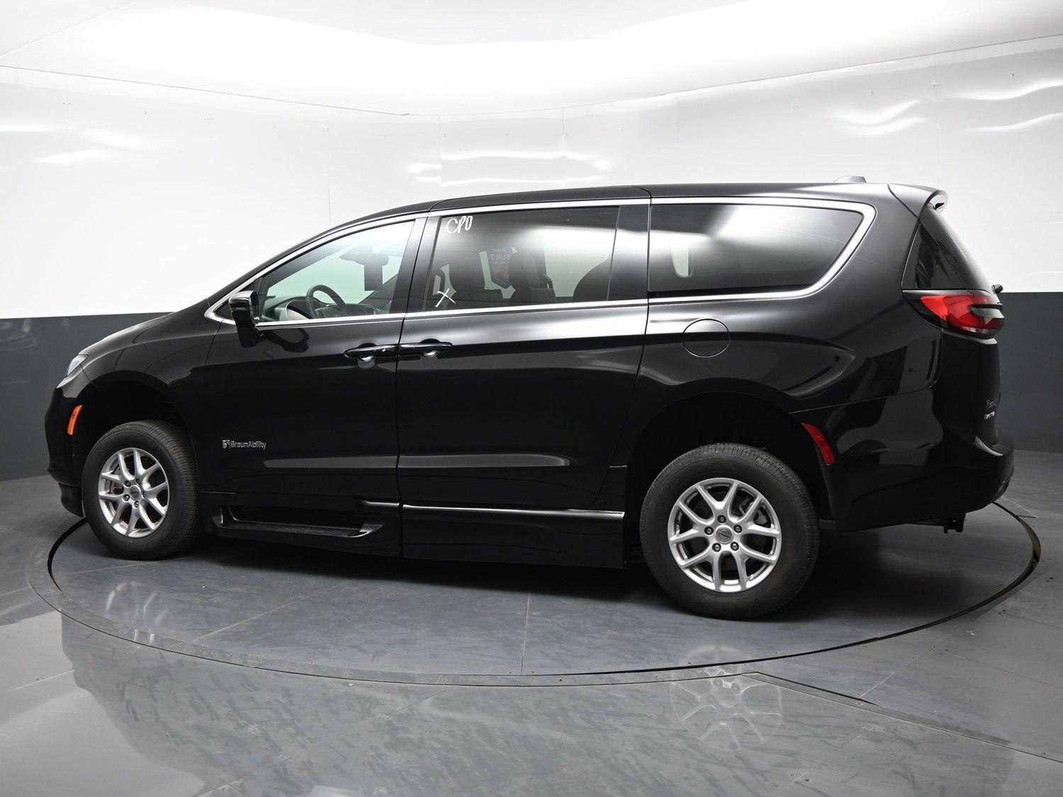 Certified Pre-Owned 2025 Chrysler Pacifica Select