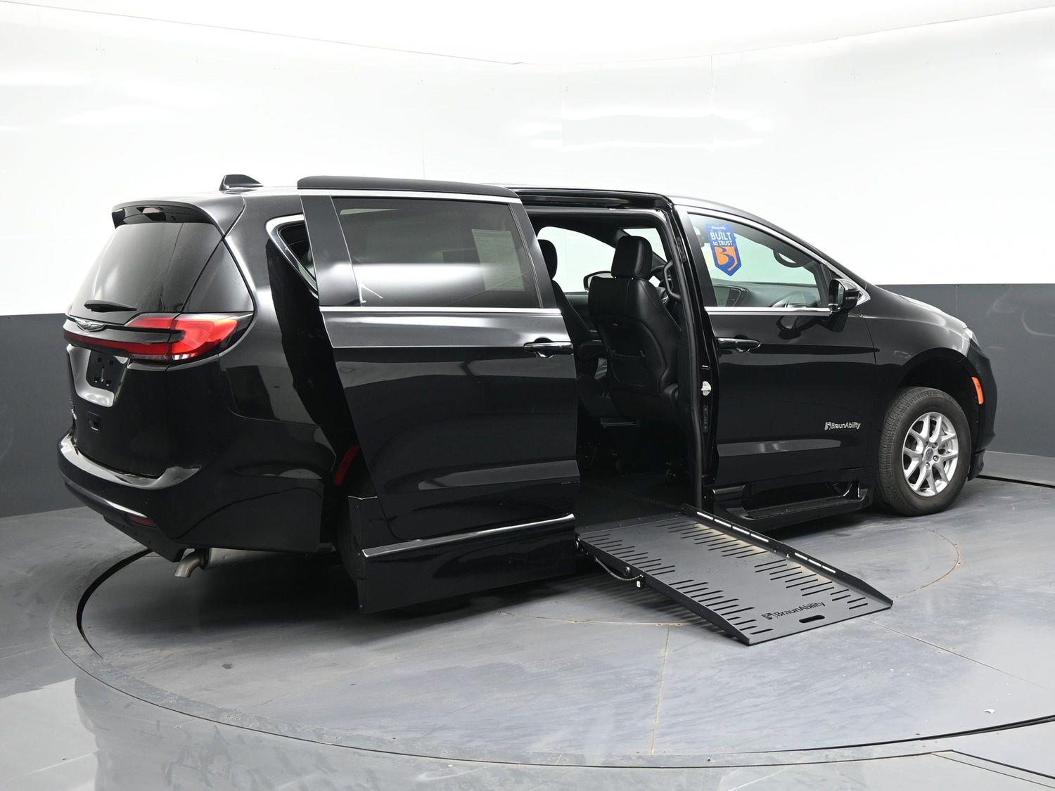 Certified Pre-Owned 2025 Chrysler Pacifica Select