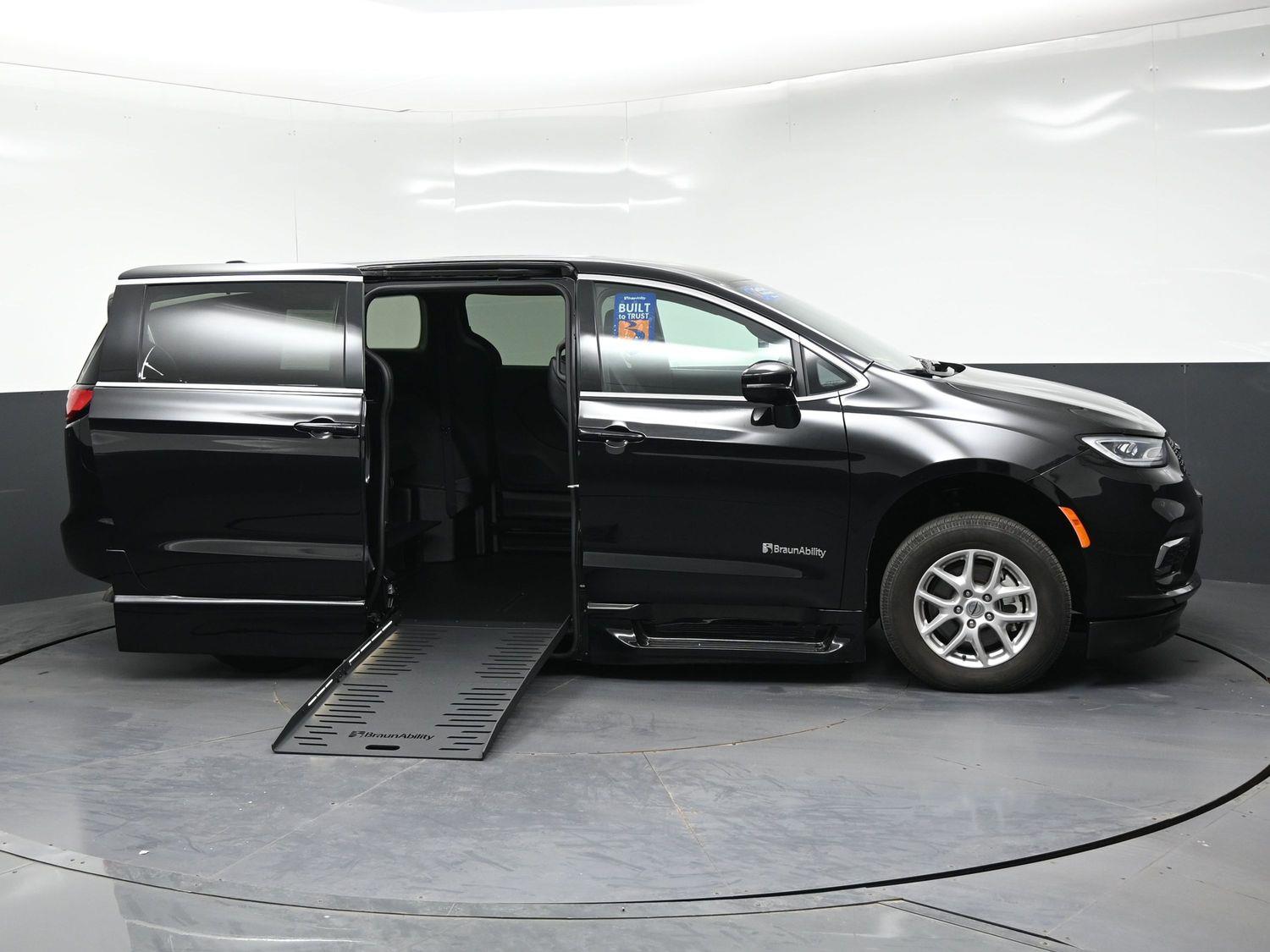 Certified Pre-Owned 2025 Chrysler Pacifica Select