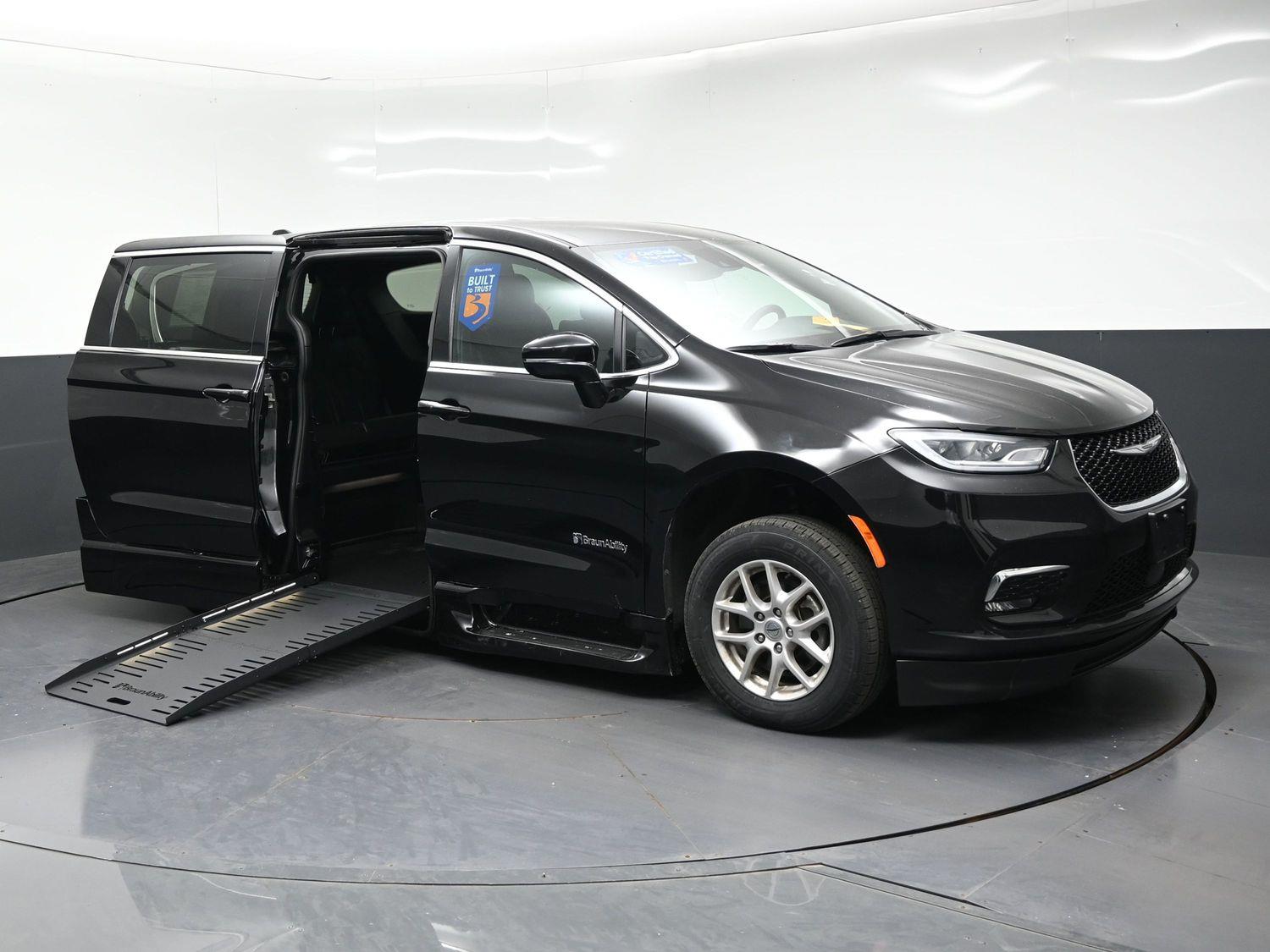 Certified Pre-Owned 2025 Chrysler Pacifica Select