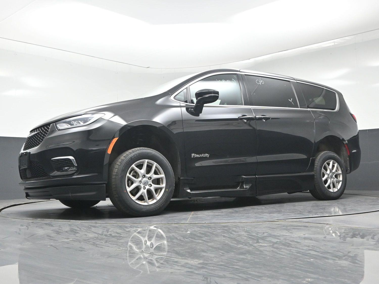 Certified Pre-Owned 2025 Chrysler Pacifica Select