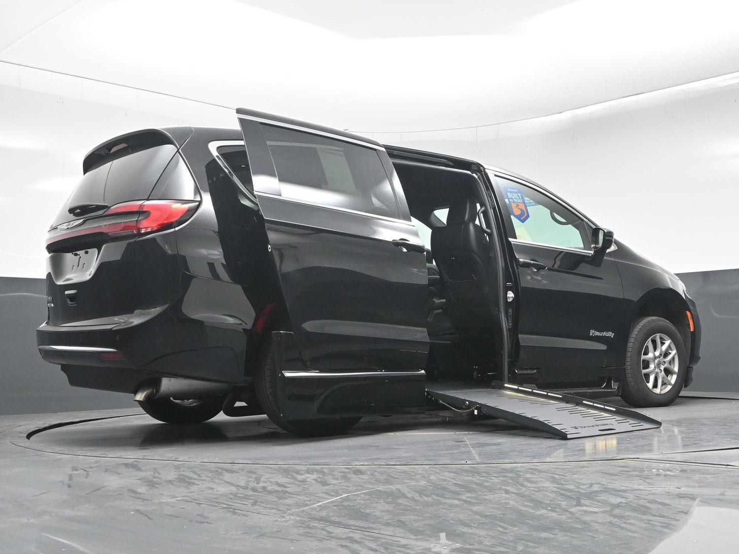 Certified Pre-Owned 2025 Chrysler Pacifica Select