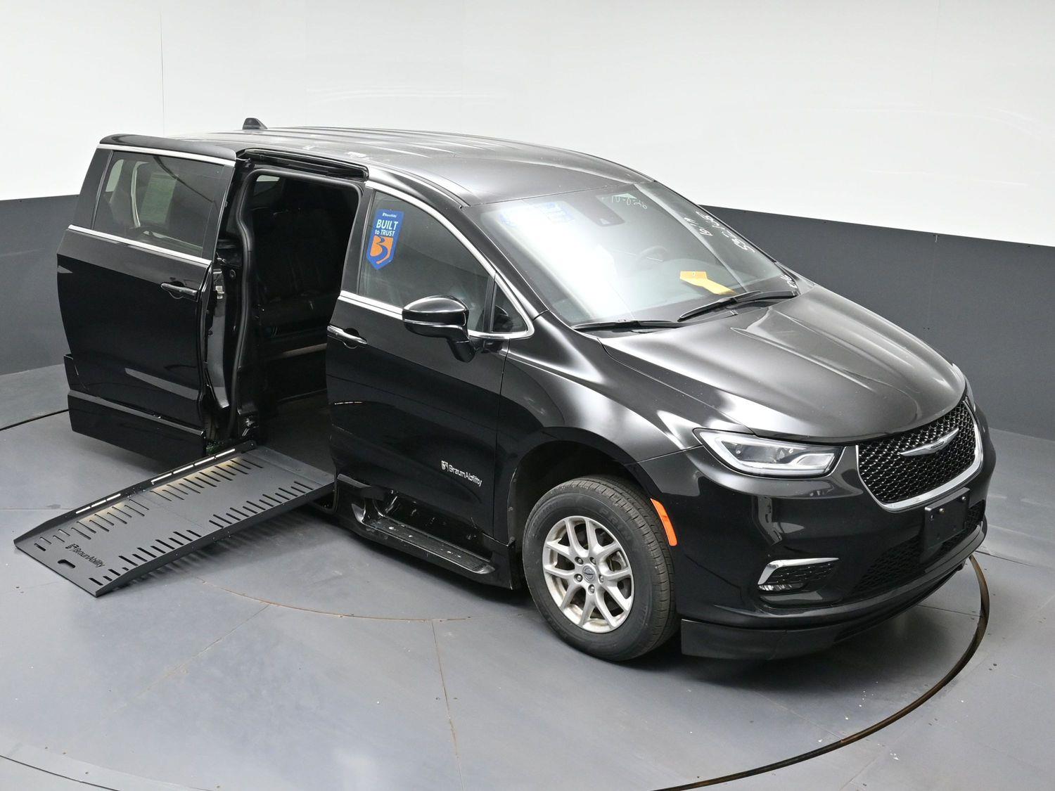Certified Pre-Owned 2025 Chrysler Pacifica Select
