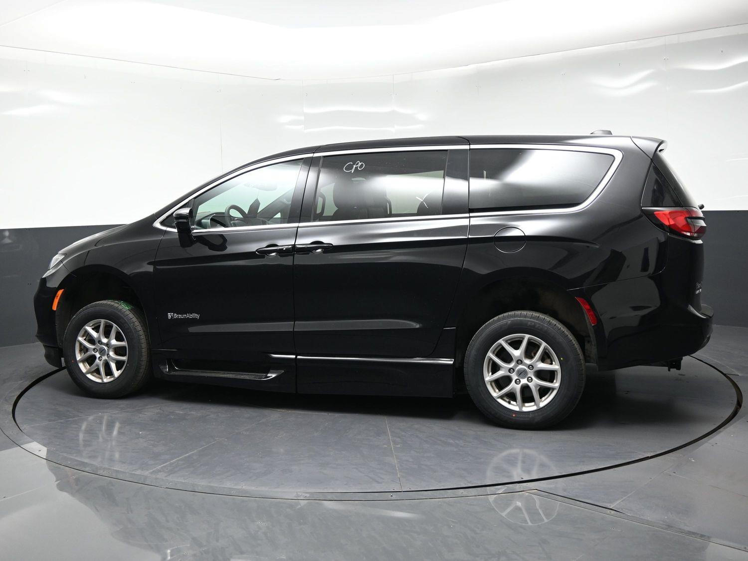 Certified Pre-Owned 2025 Chrysler Pacifica Select