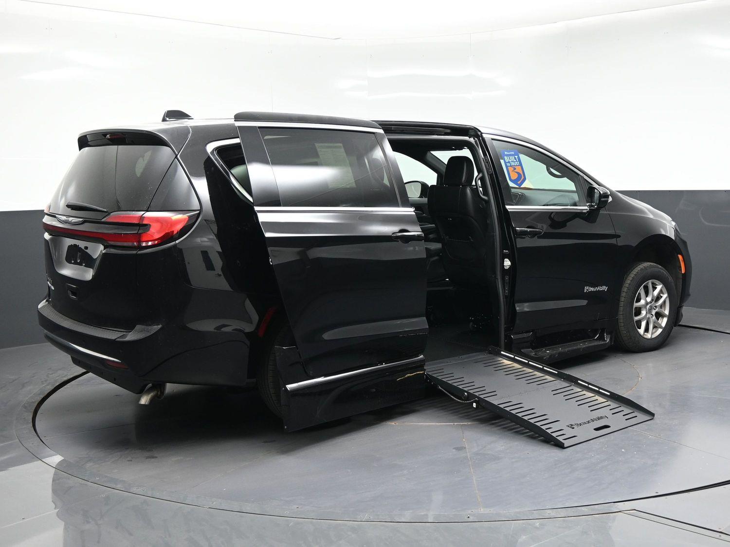 Certified Pre-Owned 2025 Chrysler Pacifica Select