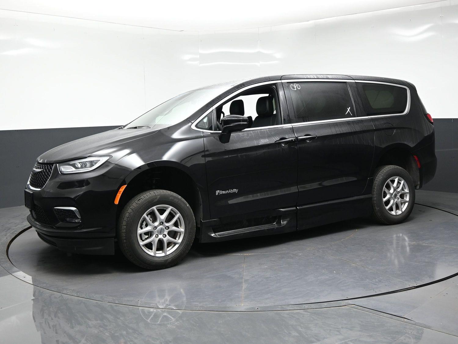 Certified Pre-Owned 2025 Chrysler Pacifica Select