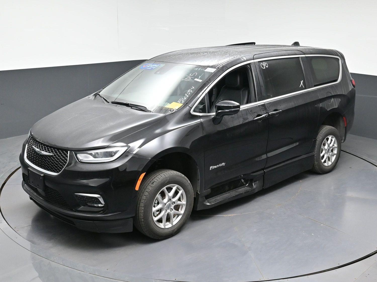 Certified Pre-Owned 2025 Chrysler Pacifica Select