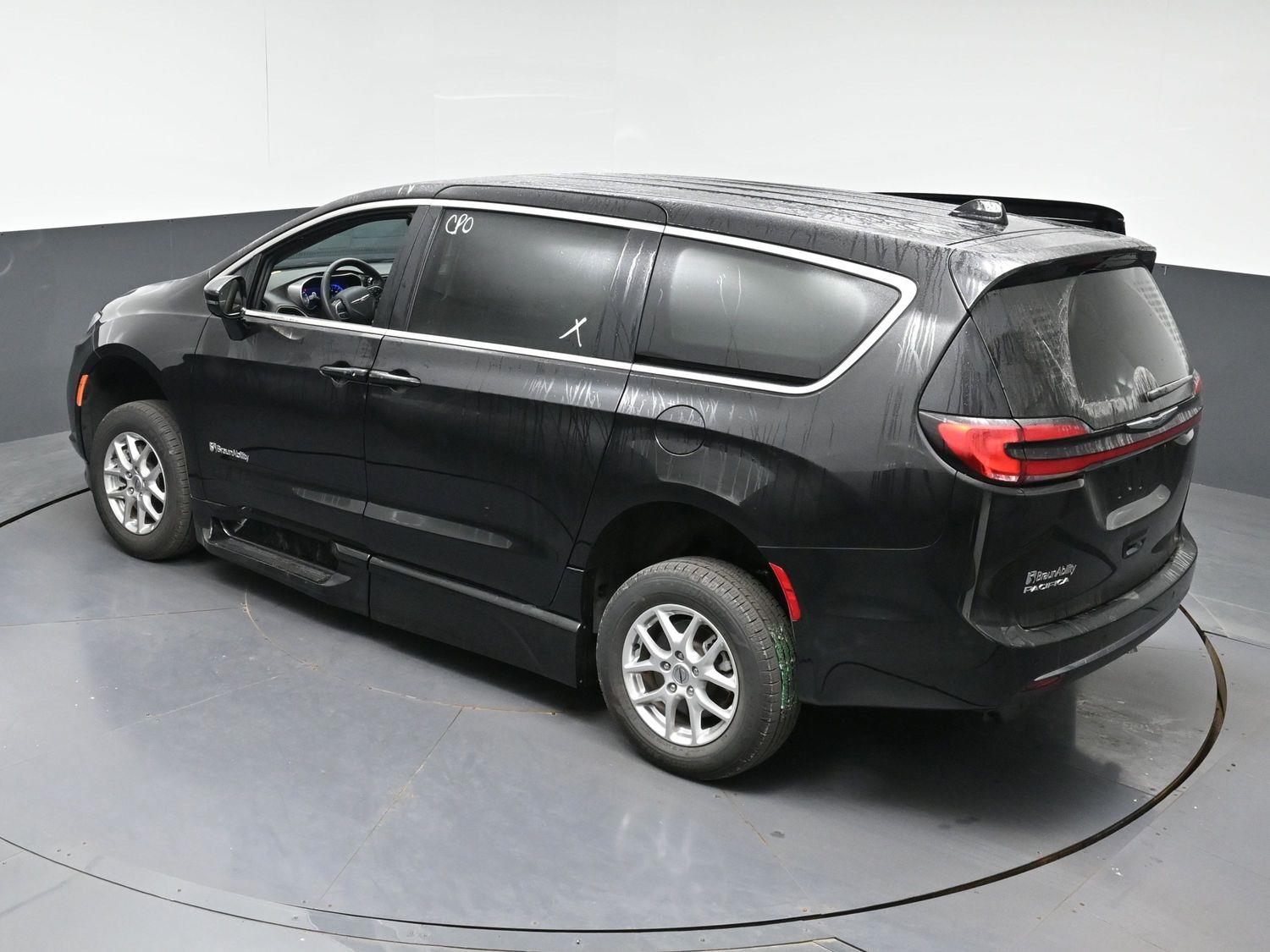 Certified Pre-Owned 2025 Chrysler Pacifica Select