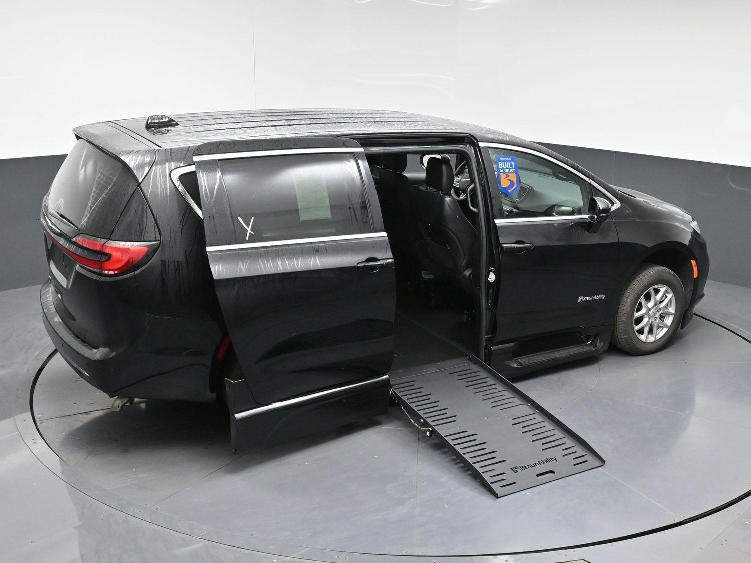 Certified Pre-Owned 2025 Chrysler Pacifica Select