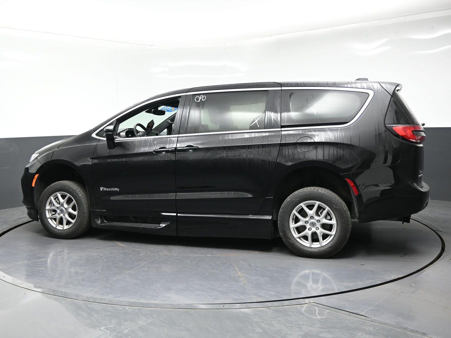 Certified Pre-Owned 2025 Chrysler Pacifica Select