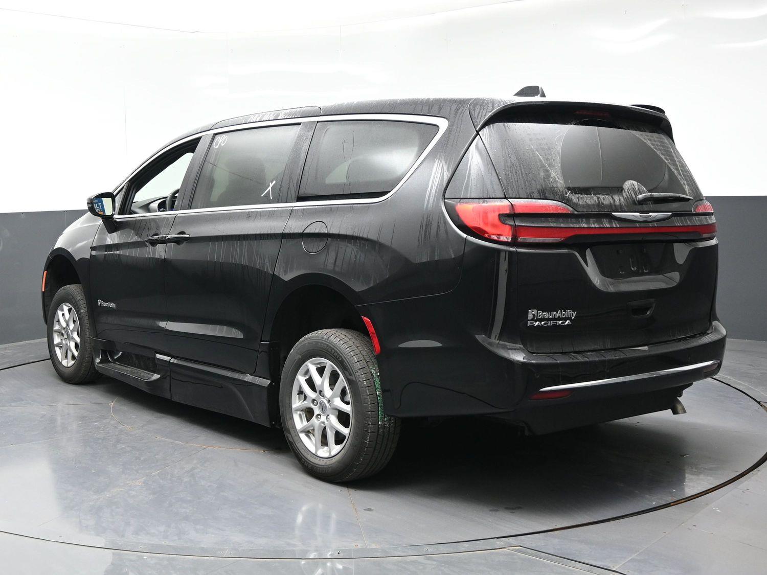 Certified Pre-Owned 2025 Chrysler Pacifica Select