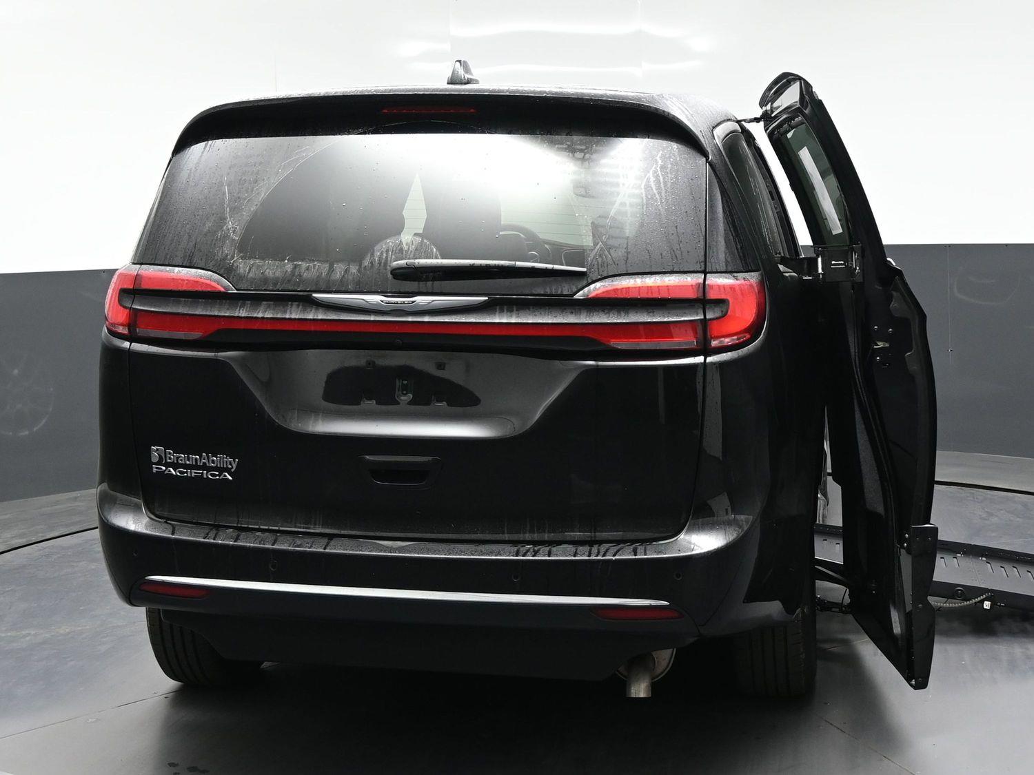 Certified Pre-Owned 2025 Chrysler Pacifica Select