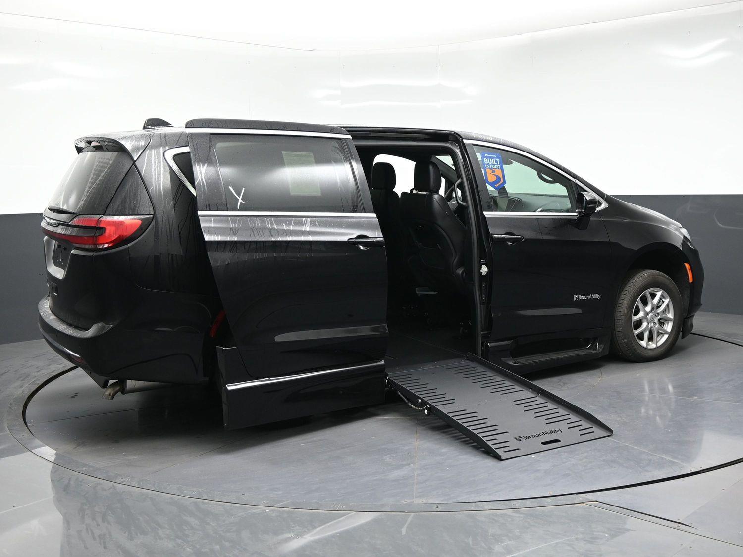 Certified Pre-Owned 2025 Chrysler Pacifica Select