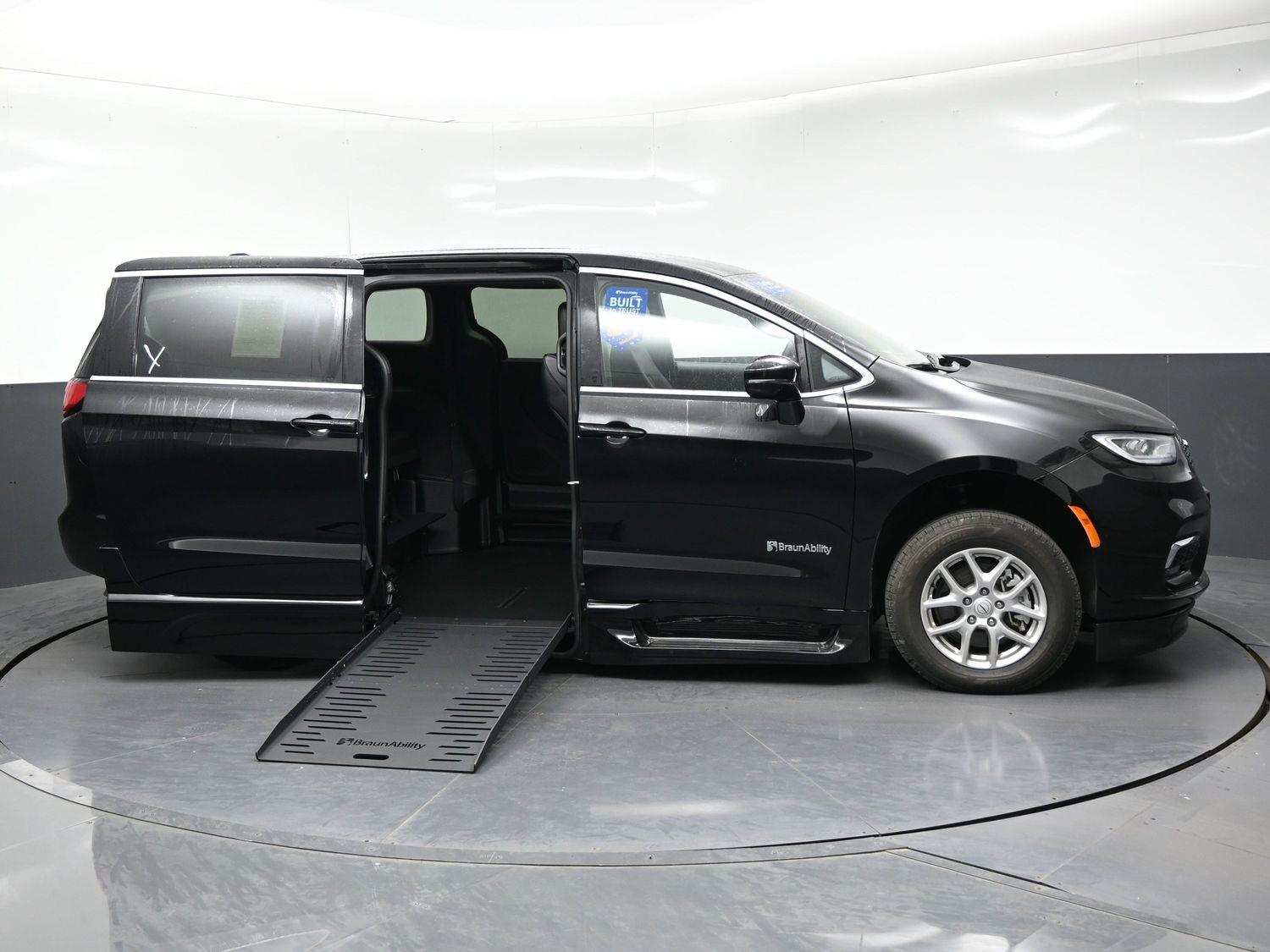 Certified Pre-Owned 2025 Chrysler Pacifica Select