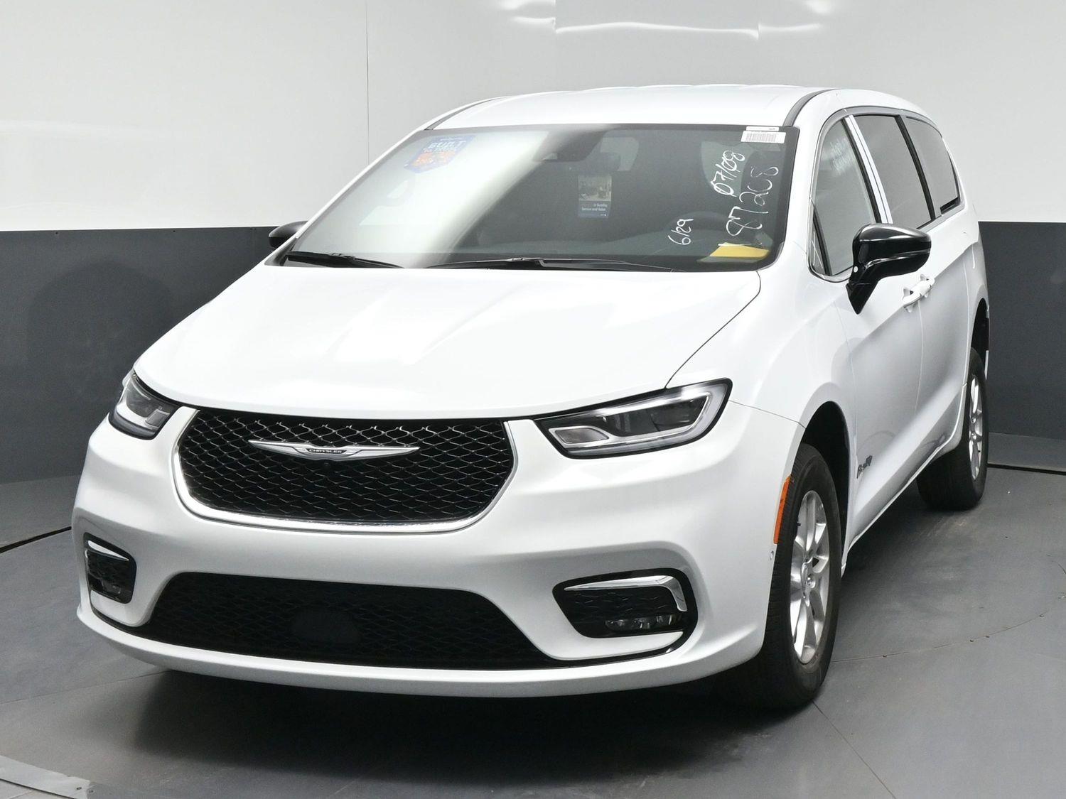 New 2026 Chrysler Pacifica Select