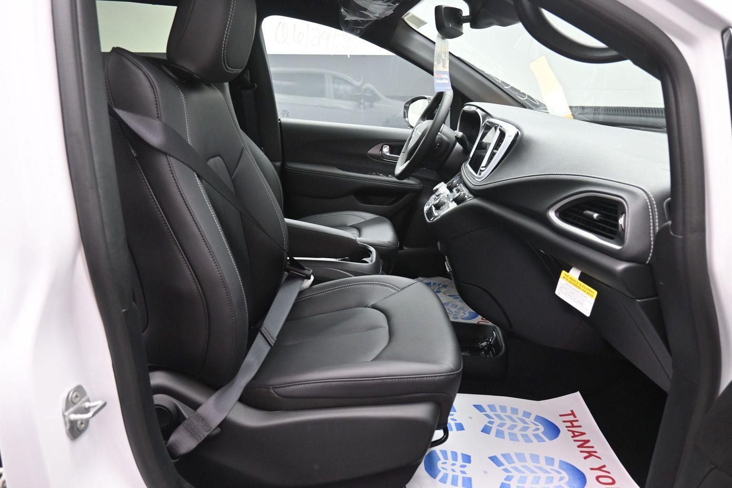 New 2026 Chrysler Pacifica Select