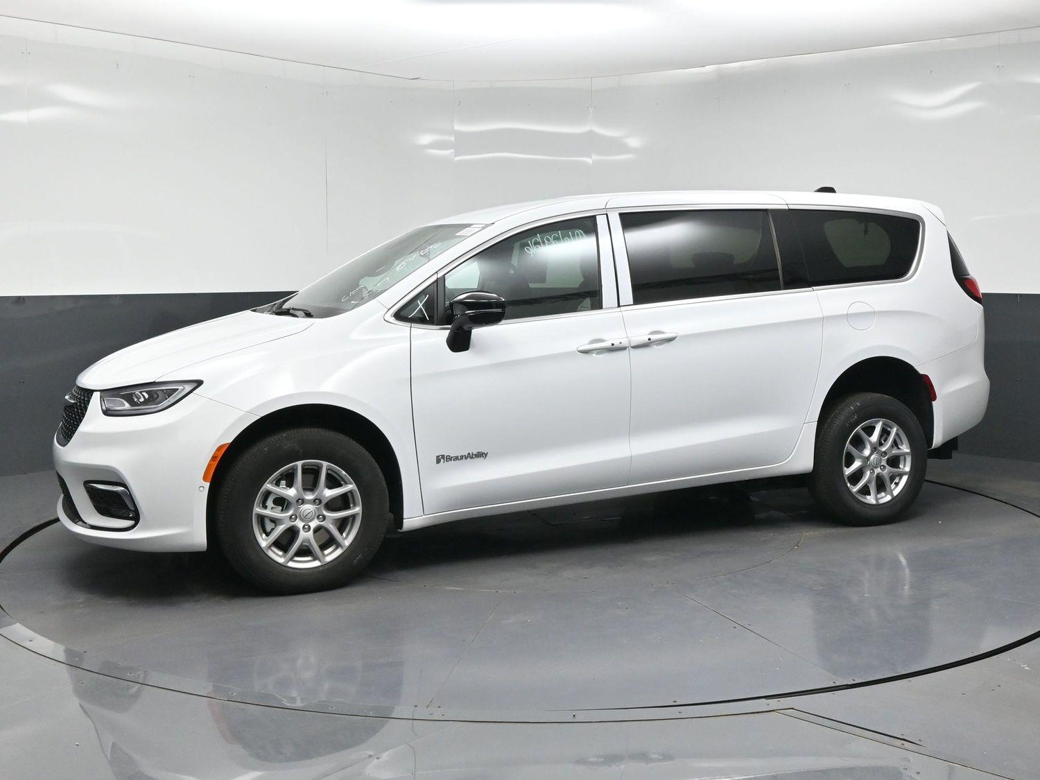 New 2026 Chrysler Pacifica Select