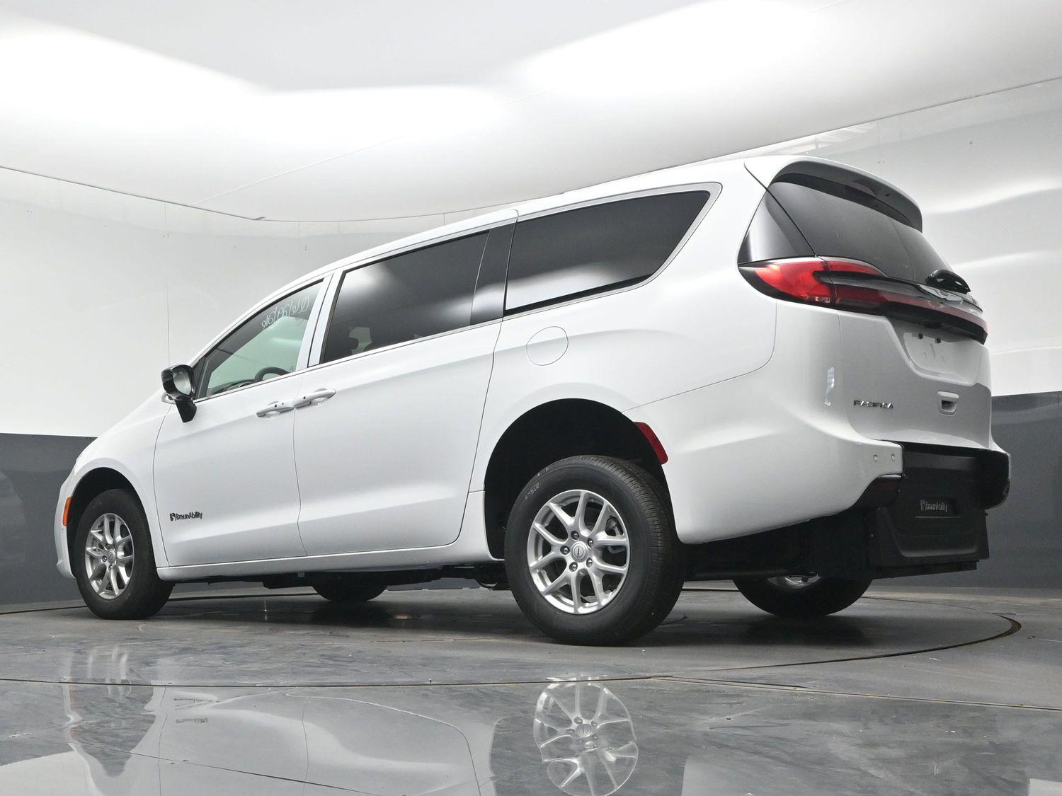 New 2026 Chrysler Pacifica Select