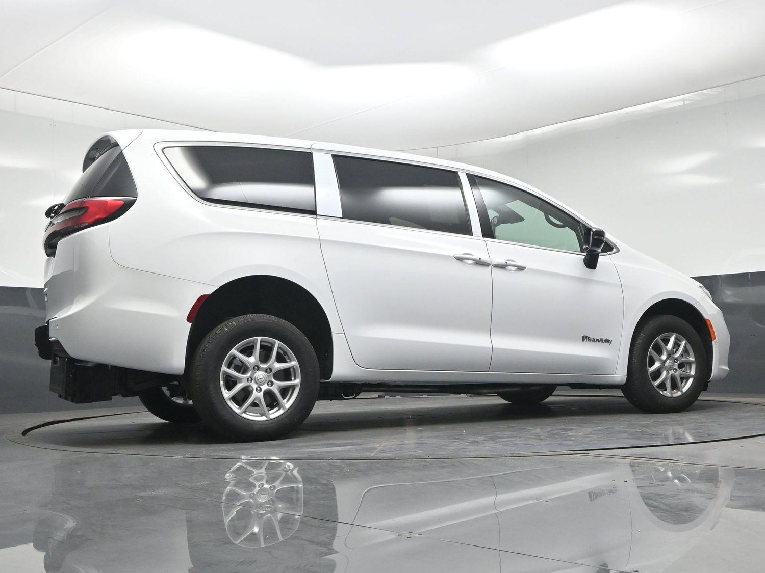 New 2026 Chrysler Pacifica Select