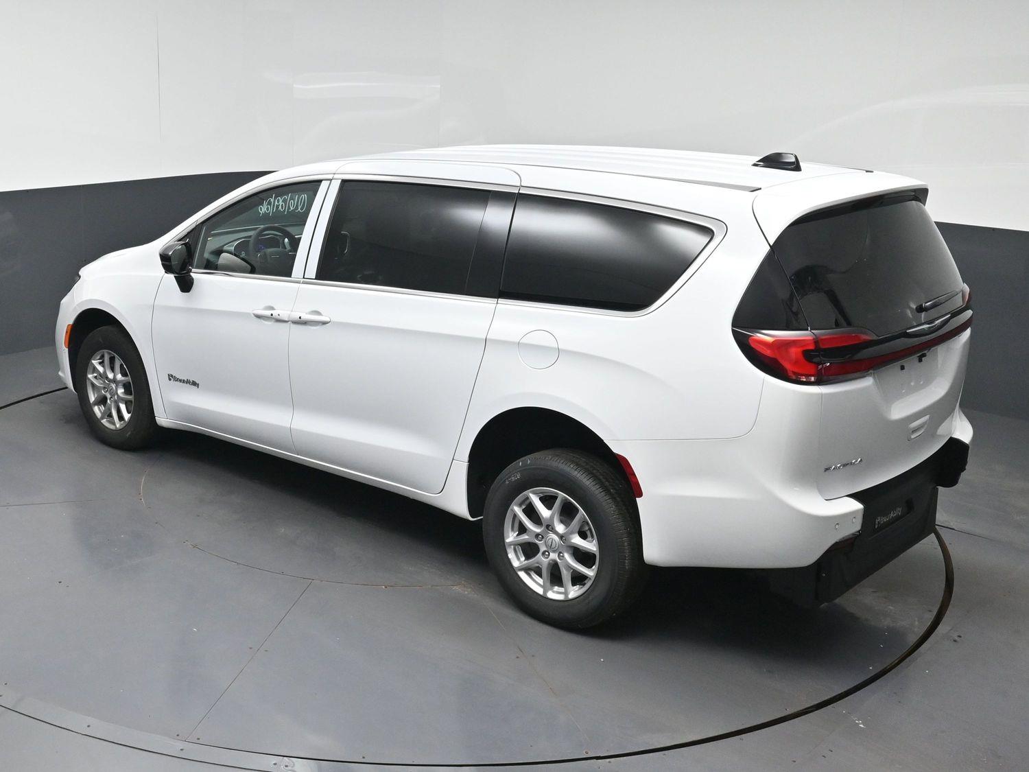 New 2026 Chrysler Pacifica Select