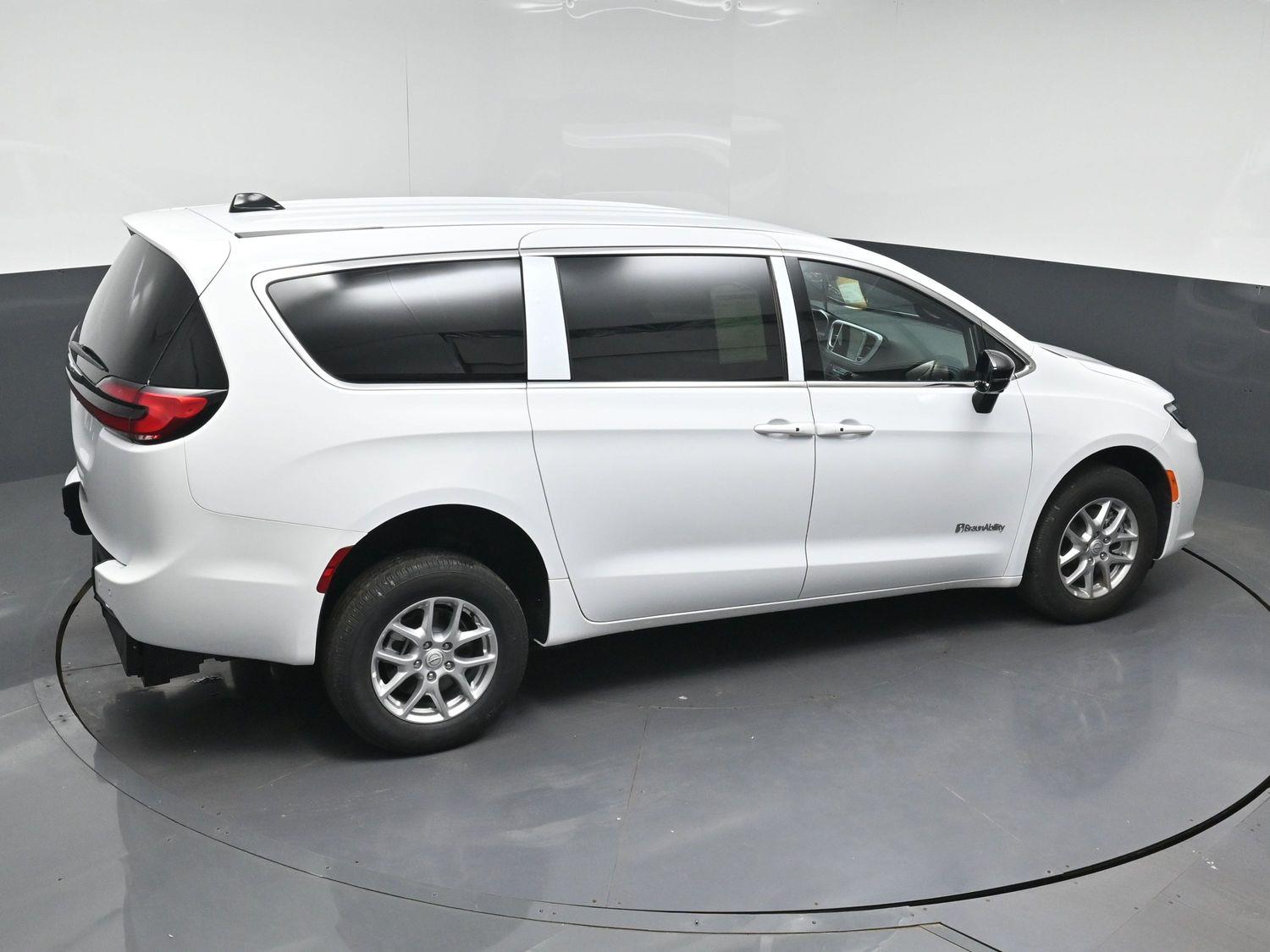 New 2026 Chrysler Pacifica Select