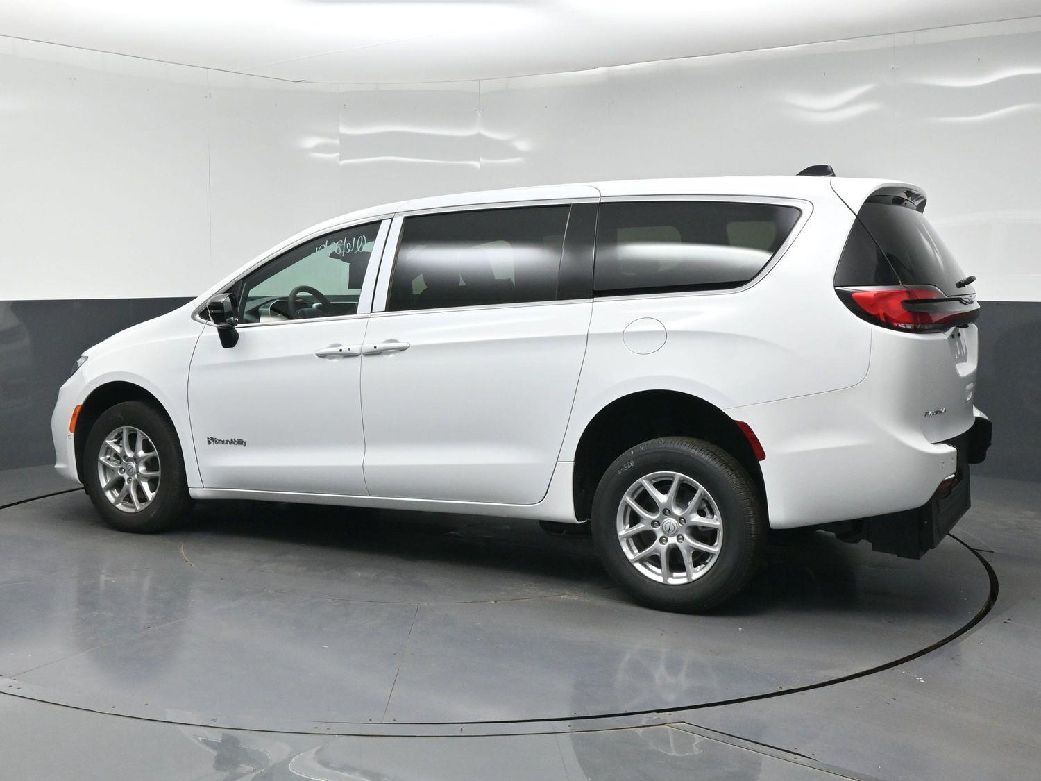 New 2026 Chrysler Pacifica Select