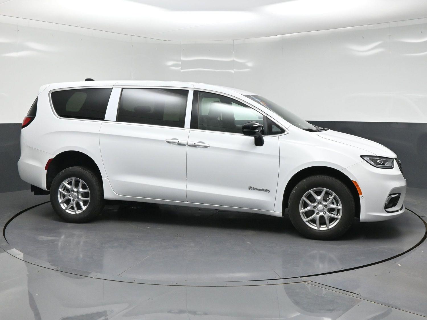 New 2026 Chrysler Pacifica Select