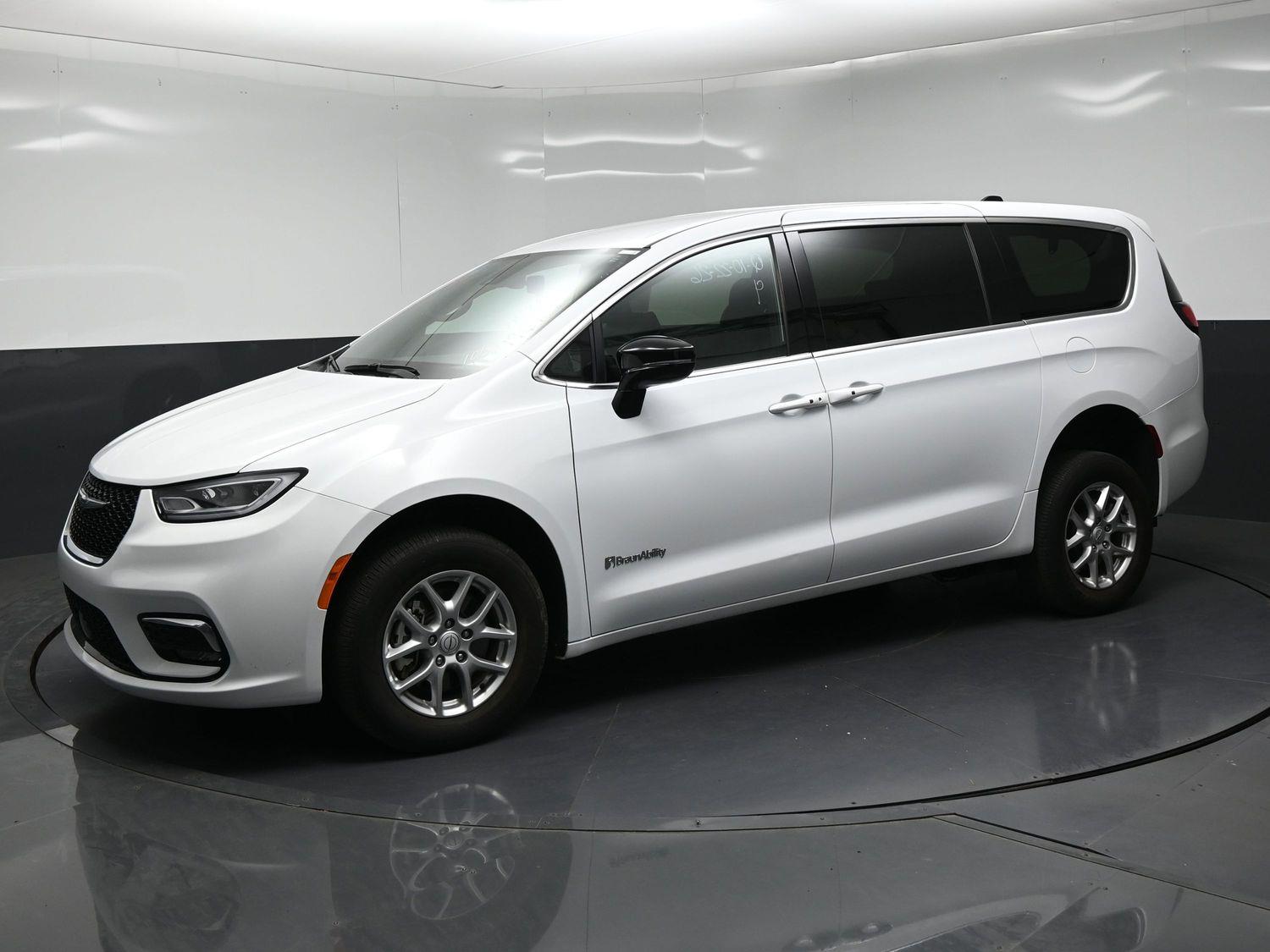 Pre-Owned 2026 Chrysler Pacifica Select - 27l