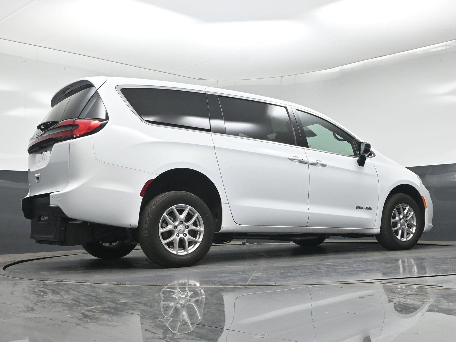 Pre-Owned 2026 Chrysler Pacifica Select - 27l